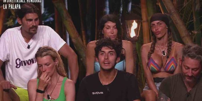 Isola dei Famosi 2022, chi abbandona tra Nicolas, Carmen, Lory e Alessandro? | Video Mediaset Carmen e Alessandro a L'Isola dei Famosi 2022
