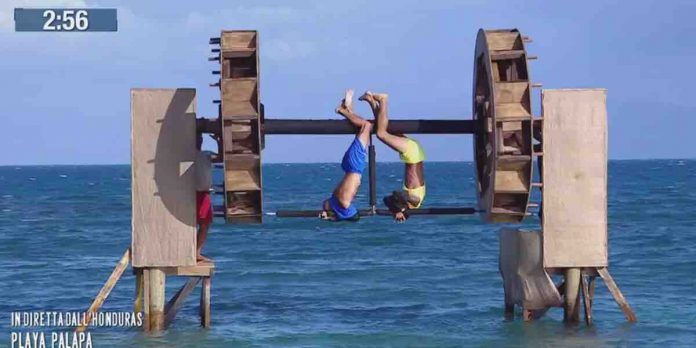 Isola dei Famosi 2022, la prova leader del girarrosto: Roger vs Nicolas. Chi ha vinto? | Video Mediaset prova girarrosto a l'isola dei famosi 2022