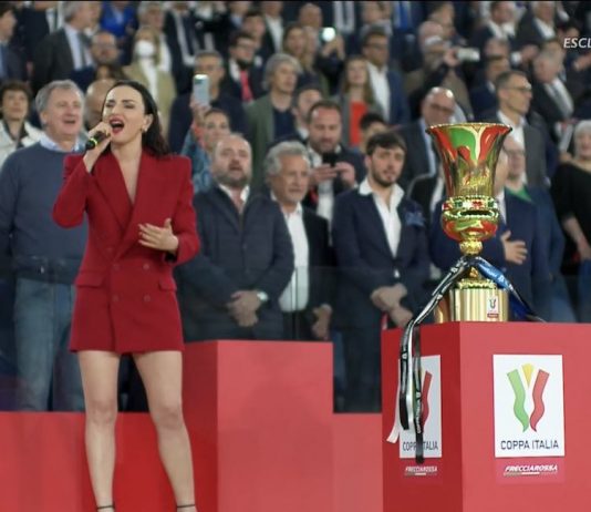 Arisa incanta lo stadio Olimpico intonando l’Inno di Mameli in Juventus – Inter | Video Mediaset Arisa Inno di Mameli Coppa Italia Juventus Inter