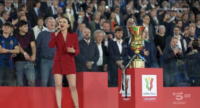 Arisa incanta lo stadio Olimpico intonando l’Inno di Mameli in Juventus – Inter | Video Mediaset Arisa Inno di Mameli Coppa Italia Juventus Inter