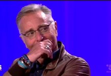 La faccia di Paolo Bonolis durante la lite (rissa) tra Sgarbi e Mughini al Maurizio Costanzo Show Bonolis