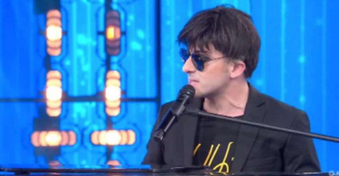 Francesco Cicchella ad Amici 21 imita Ultimo e Achille Lauro: Ultimo chiama in diretta | Video Witty Tv Francesco Cicchella ad Amici 21