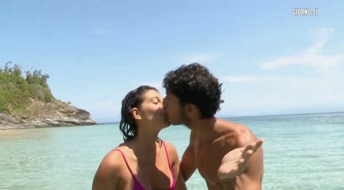 Isola dei Famosi 2022: il bacio tra Alessandro e Maria Laura sono gli occhi di Carmen Di Pietro | Video Mediaset Isola dei famosi 2022 bacio tra alessandro e maria laura
