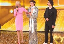 Maria De Filippi, i ringraziamenti finali e il saluto a Piero: Luigi regge una sua scarpa | Video Witty Tv Maria De Filippi senza scarpa