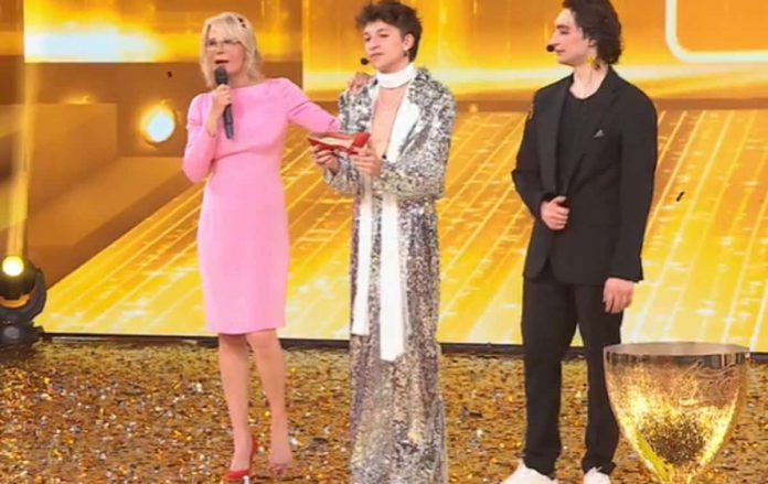 Maria De Filippi, i ringraziamenti finali e il saluto a Piero: Luigi regge una sua scarpa | Video Witty Tv Maria De Filippi senza scarpa