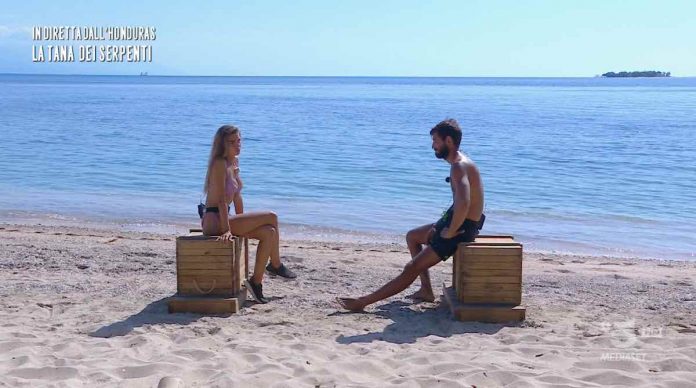 Isola dei Famosi 2022, il confronto tra Roger ed Estefania: i due si accusano a vicenda | Video Mediaset Roger ed Estefania confronto a L'Isola dei Famosi 2022