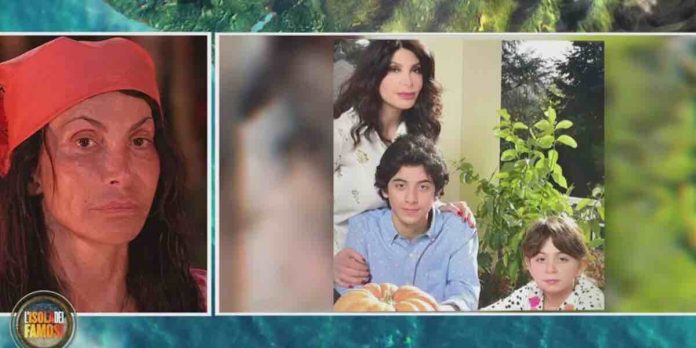 Isola dei Famosi 2022, Carmen Di Pietro: il passato e il rapporto col figlio Alessandro: “volere è potere” | Video Mediaset Carmen Di Pietro a L'Isola dei Famosi 2022