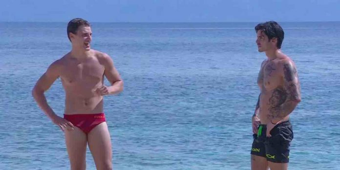Isola dei Famosi 2022, lo sbarco dei guapissimi Gennaro Auletto e Luca Daffre | Video Mediaset Gennaro e Luca a L'Isola dei Famosi 2022