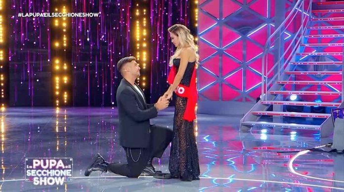La Pupa e il Secchione Show, proposta di matrimonio per Elena Morali da Luigi Mario Favoloso | Video Mediaset la pupa e il secchione show