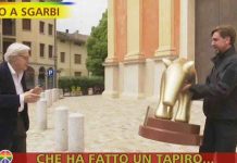 Tapiro d’oro “mega” a Vittorio Sgarbi, la consegna a Striscia La Notizia | Video Mediaset tapiro Vittorio Sgarbi a L'Isola dei Famosi 2022