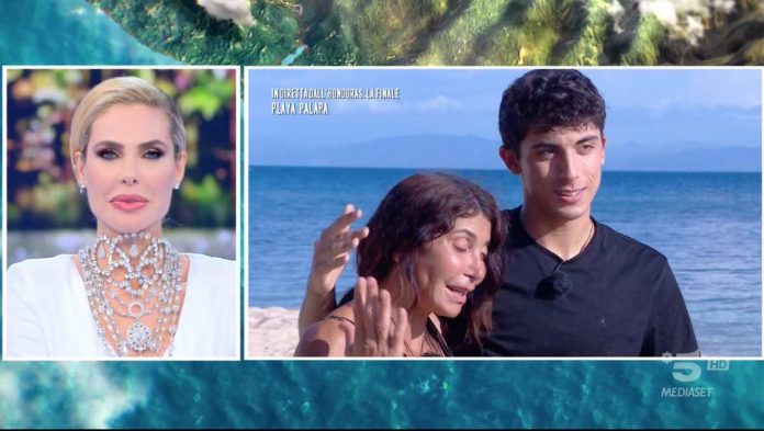 Isola dei Famosi 2022: Alessandro torna in Honduras per una sorpresa a mamma Carmen | Video Mediaset Isola dei famosi