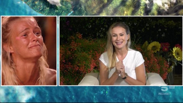 Isola dei Famosi 2022: Mercedesz riceve una sorpresa da sua madre Eva Henger | Video Mediaset Isola dei famosi