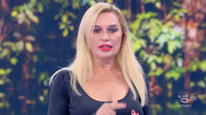 Lory Del Santo arriva nello studio de L’Isola dei Famosi 2022 ed è subito scontro con Vladimir Luxuria | Video Mediaset Lory del Santo Isola dei Famosi 2022
