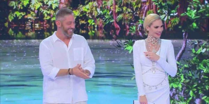 Edoardo Tavassi in studio a L’Isola dei Famosi 2022: “sto una favola”. E l’infortunio? | Video Mediaset Edoardo Tavassi a L'Isola dei Famosi 2022