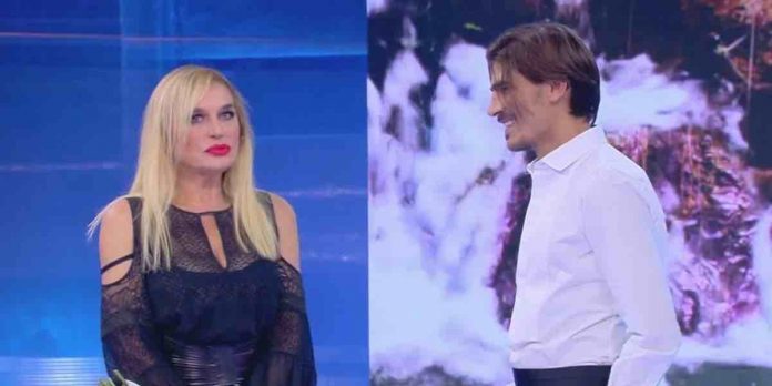 Lory Del Santo e Marco Cucolo, confronto a L’Isola dei Famosi: la coppia torna insieme? | Video Mediaset Lory Del Santo e Marco Cucolo a L'Isola dei Famosi