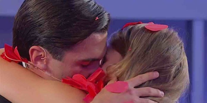 Scelta di Veronica a Uomini e Donne: la tronista esce con Matteo | Video Witty Tv veronica scelta matteo uomini e donne