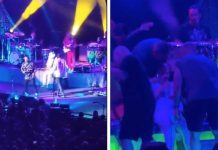 Carlos Santana crolla sul palco e sviene durante un concerto: portato via in barella | VIDEO Carlos Santana