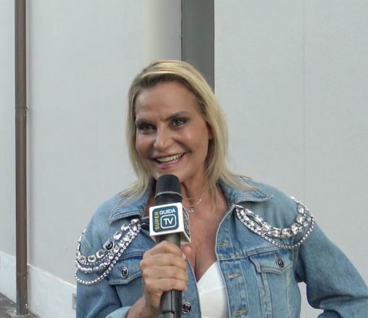 Simona Ventura, intervista: “Chiara Ferragni mi ha chiamato per Sanremo 2023. Quando deve rivolgersi alla tv chiama sempre me” | Esclusiva Simona Ventura