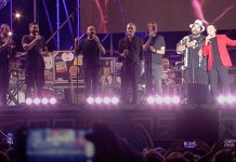 Jova Beach Party: Gianni Morandi canta “Povero gabbiano” con i Neri per caso | Video Jova Beach Party Gianni Morandi canta Povero gabbiano