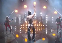 Maneskin trionfano agli MTV VMAs 2022: censura sul seno di Victoria, Damiano mostra il lato B | VIDEO Maneskin MTV VMAs