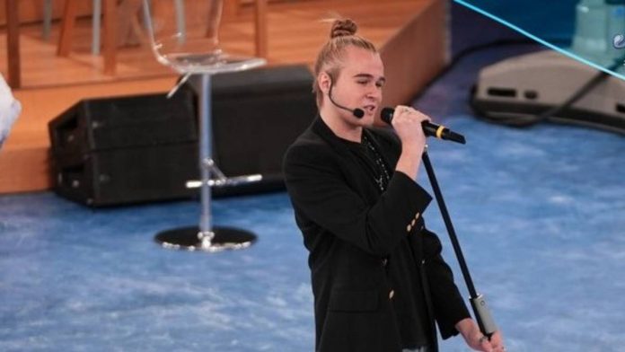 Aaron ad Amici 22 canta Universale: ecco la sua esibizione | Video Witty Tv Aaron ad Amici 22