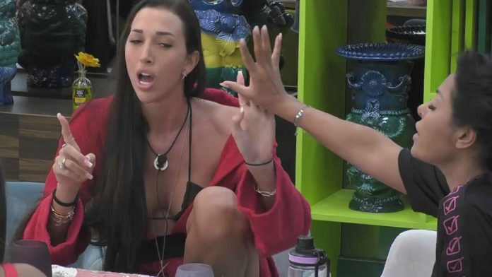 Grande Fratello Vip, Carolina Marconi VS Giaele de Donà: “Non è amore, ti piace il suo conto in banca” | Video Mediaset Carolina VS Giaele