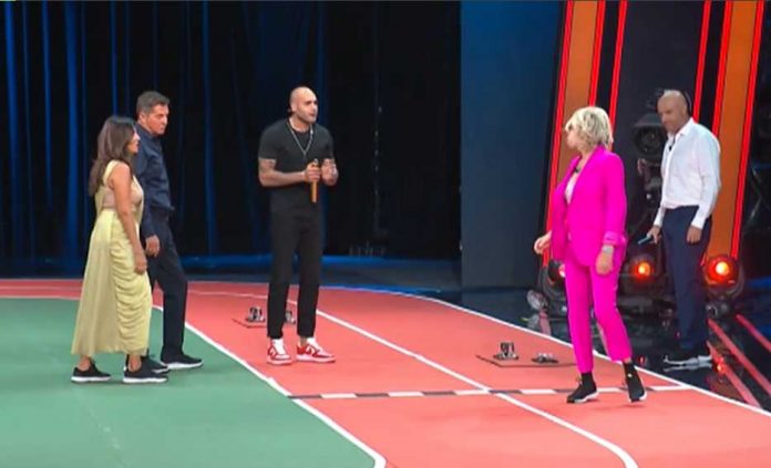 Marcell Jacobs a Tu si que vales 2022 per la sfida tra giudici: le proteste di Sabrina Ferilli | Video Witty Tv Marcell Jacobs a Tu si que vales