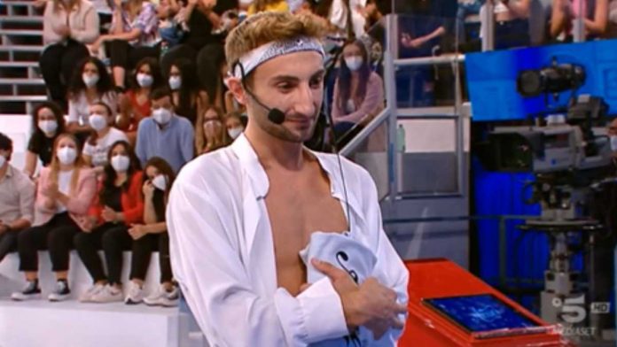 Ramon ad Amici 22, maglia sospesa per le mani sul pacco: Colpa del sospensorio ! | Video Witty Tv Ramon ad Amici 22