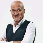 “Uno sbirro in Appennino”, intervista a Claudio Bisio: “Vasco Benassi è stato scritto su di me. Soffro della sindrome dell’impostore, mi sento un miracolato ancora oggi” Claudio Bisio