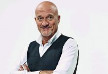Intervista a Claudio Bisio: “Ogni tanto mi chiedono di partecipare a Lol. Il debutto alla regia? Entusiasmante” Claudio Bisio