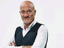 “Uno sbirro in Appennino”, intervista a Claudio Bisio: “Vasco Benassi è stato scritto su di me. Soffro della sindrome dell’impostore, mi sento un miracolato ancora oggi” Claudio Bisio