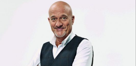 “Uno sbirro in Appennino”, intervista a Claudio Bisio: “Vasco Benassi è stato scritto su di me. Soffro della sindrome dell’impostore, mi sento un miracolato ancora oggi” Claudio Bisio