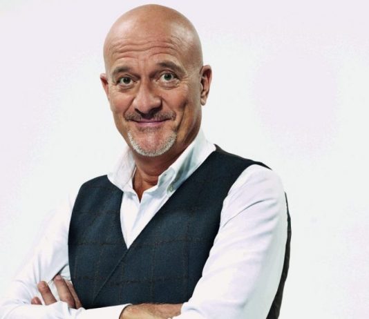 “Uno sbirro in Appennino”, intervista a Claudio Bisio: “Vasco Benassi è stato scritto su di me. Soffro della sindrome dell’impostore, mi sento un miracolato ancora oggi” Claudio Bisio