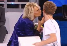 Amici 22, Samuel fa un regalo a Maria De Filippi e le lo bacia sulla guancia | Video Witty Tv Amici 22 Samuel