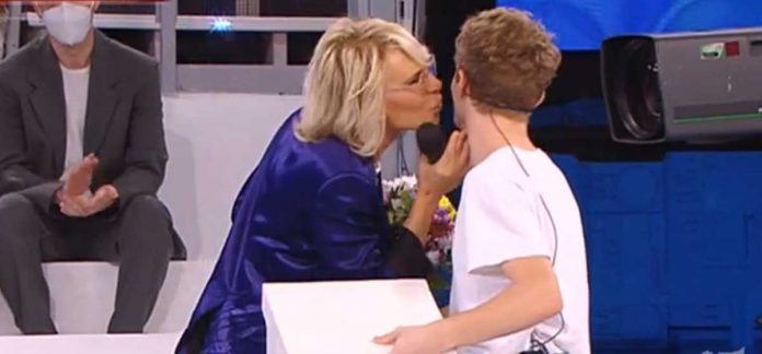 Amici 22, Samuel fa un regalo a Maria De Filippi e le lo bacia sulla guancia | Video Witty Tv Amici 22 Samuel