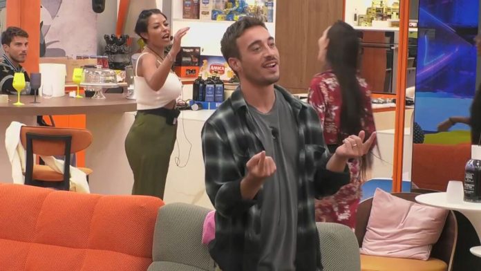 Grande Fratello Vip, lite nella notte: Antonino Spinalbese VS Charlie Gnocchi. “Ma finiscila… Non sono un idiota smettila di manipolarmi” | Video Mediaset Antonino Spinalbese Vs Gnocchi