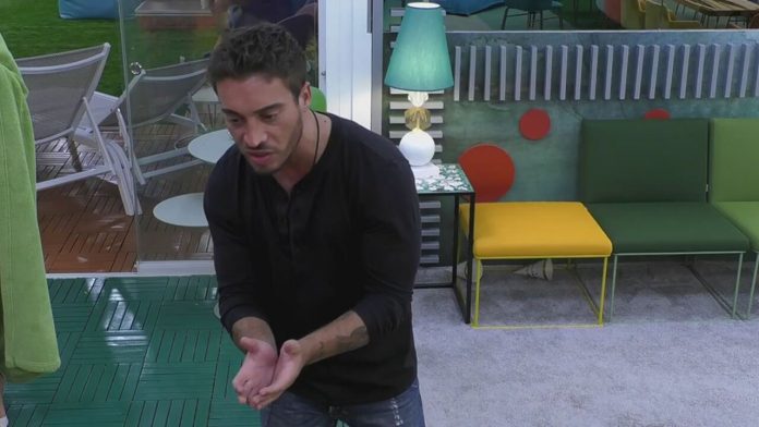 Grande Fratello Vip, scintille nella notte tra Antonino Spinalbese e Charlie Gnocchi. Il motivo della lite | Video Mediaset Antonino Vs Charlie