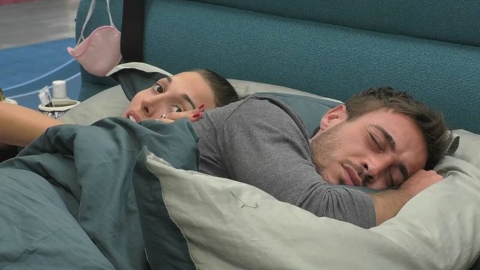 Grande Fratello Vip, Antonino Spinalbese e Giaele de Donà a letto insieme: coccole e intimità. Le telecamere censurano | Video Mediaset Antonino e Giaele
