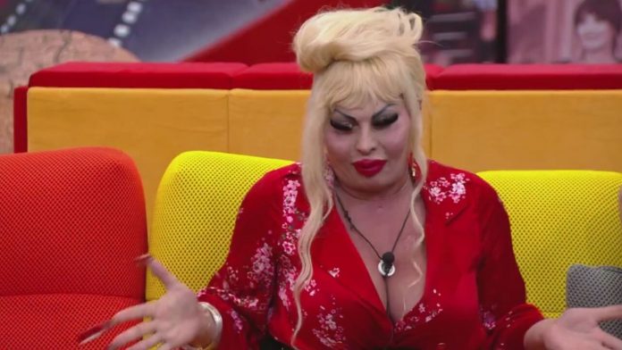 GF Vip, Elenoire Ferruzzi su Nikita Pelizon: “Porta iella è peggio del malocchio” | Video Mediaset Elenoire Ferruzzi Vs Patrizia