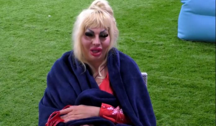 Grande Fratello Vip, Elenoire Ferruzzi shock: sputa a terra dopo il passaggio di Nikita Pelizon | Video Mediaset Elenoire Ferruzzi sputa a terra