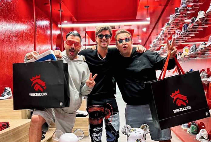 Emigratis: Pio e Amedeo scroccano abiti al DJ Andrea Damante | Video Mediaset Emigratis