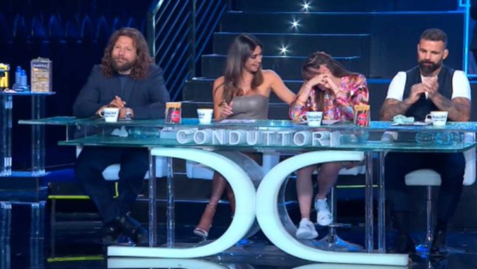 Giulia Stabile in lacrime a Tu si que vales: si commuove per Tony King che canta contro la discriminazione e l’omofobia | Video Witty Tv Giulia Stabile in lacrime