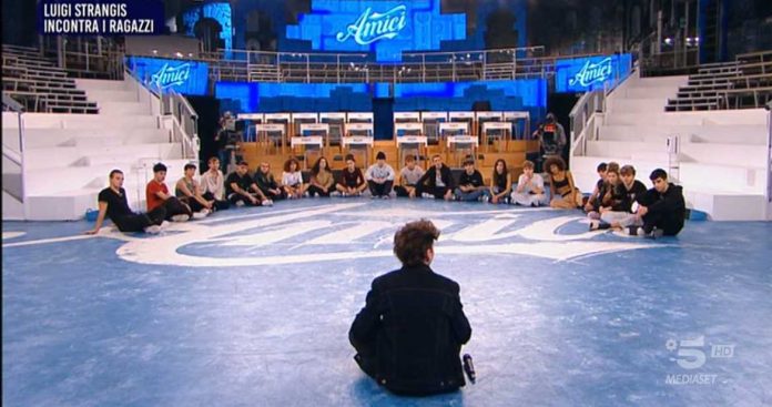 Luigi Strangis ad Amici 22: una chiacchierata con gli allievi della scuola | Video Witty Tv Amici 22