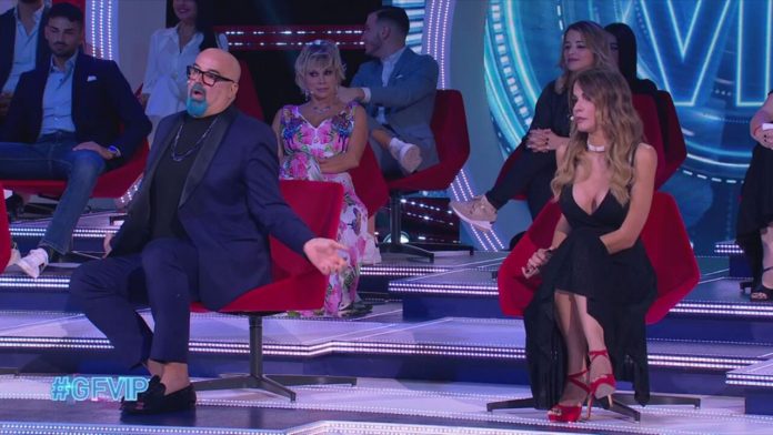 Grande Fratello Vip, lite in diretta tra Alfonso Signorini e Sara Manfuso. Lo scontro: “Mi hai preso per i fondelli. Ora puoi uscire dallo studio, grazie” | Video Mediaset Manfuso Ciacci lite Alfonso