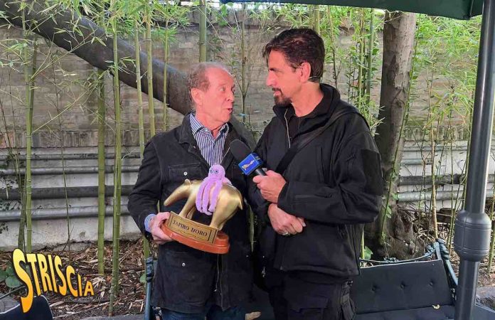Tapiro d’Oro a Memo Remigi per le molestie a Jessica Morlacchi. La consegna a “Striscia la Notizia” | Video Mediaset Memo Remigi Tapiro d'Oro Striscia la Notizia