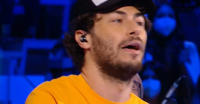 Pinguini Tattici Nucleari ad Amici 22 cantano Ricordi: il nuovo singolo | Video Witty Tv Pinguini Tattici Nucleari ad Amici 22