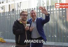 Striscia la Notizia: Amadeus a sorpresa ospite della rubrica di Pinuccio “Rai Scoglio 24” | Video Mediaset Striscia la notizia