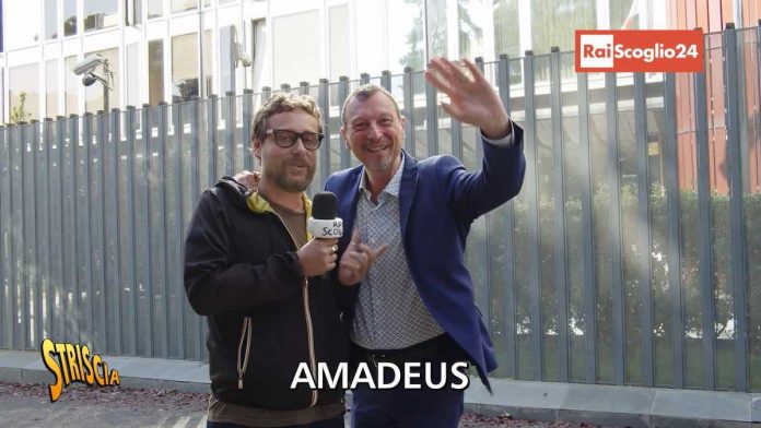 Striscia la Notizia: Amadeus a sorpresa ospite della rubrica di Pinuccio “Rai Scoglio 24” | Video Mediaset Striscia la notizia