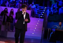 Tananai: si strappano i pantaloni durante il concerto, lui resta in mutande e continua a cantare | VIDEO Tananai ad Amici 22