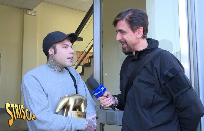 Tapiro d’Oro a Fedez per il video di Chiara Ferragni con le parole della tata rivolte a Leone. Ecco la consegna a “Striscia la Notizia” | Video Mediaset Tapiro a Fedez Striscia la notizia